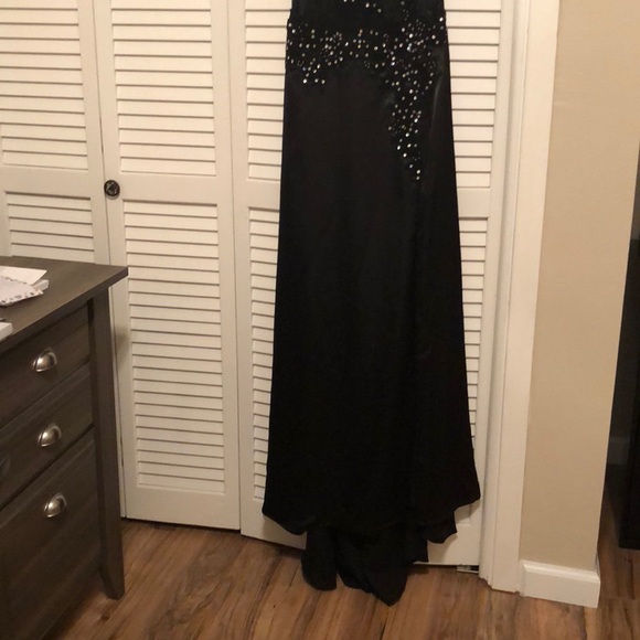 Formal dress - Picture 2 of 4